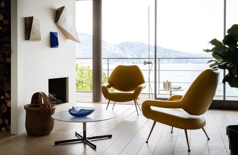 Poltrona Frau DU 55 Chair, upholstered in fine leather, with curved Italian design and sophisticated craftsmanship, shown in an elegant office room. by Poltrona Frau